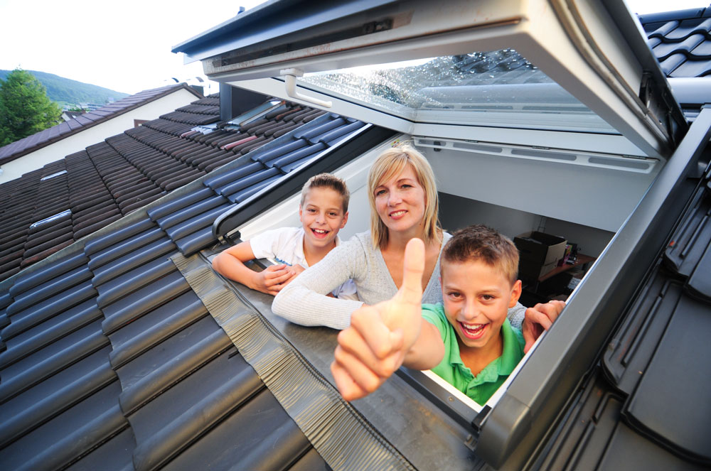mère de famille et ses enfants posant dans leur Velux